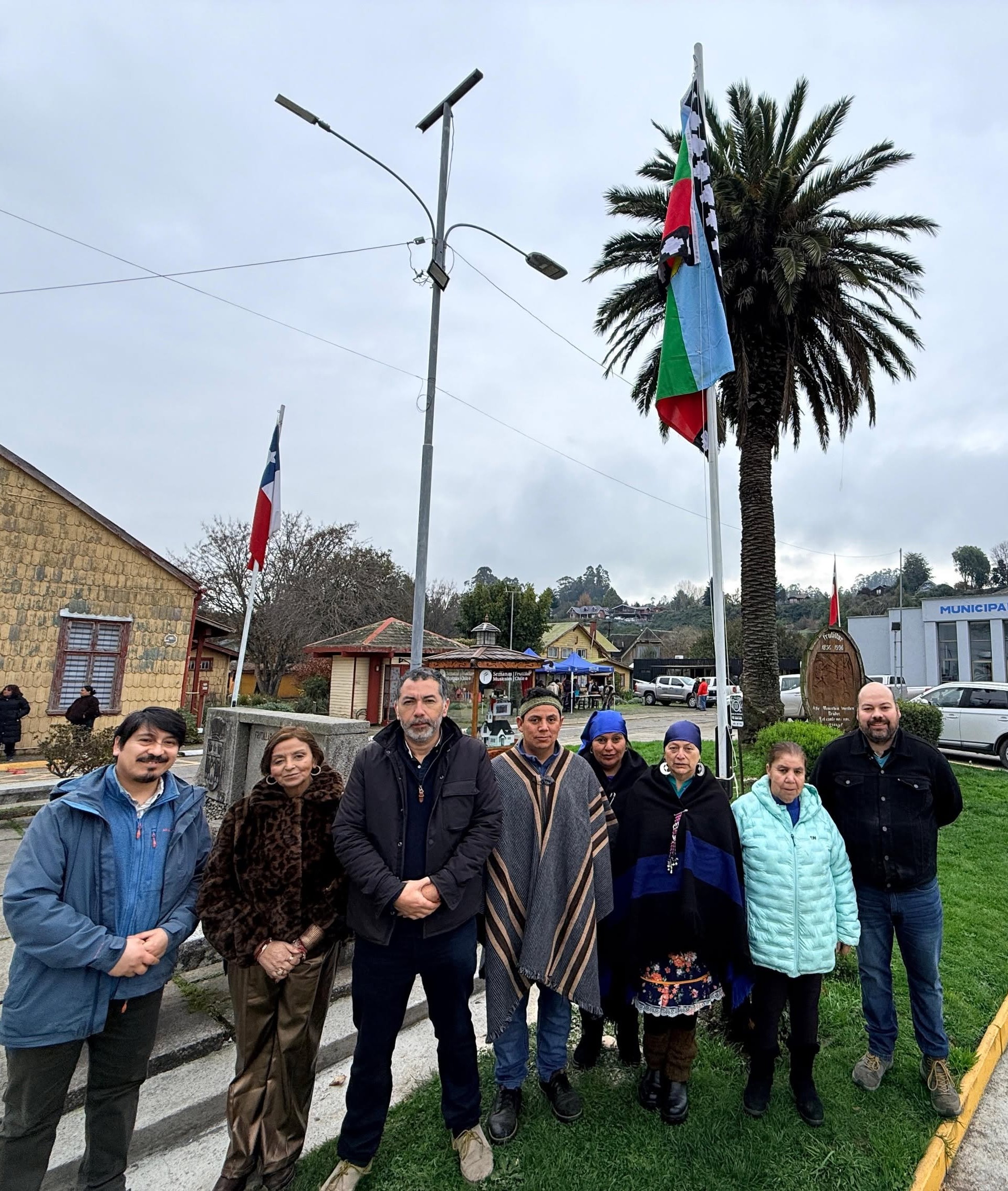La instalación temporal del emblema indígena en el frontis municipal ha generado opiniones divididas entre vecinos, autoridades y representantes de distintos sectores de la comunidad.
